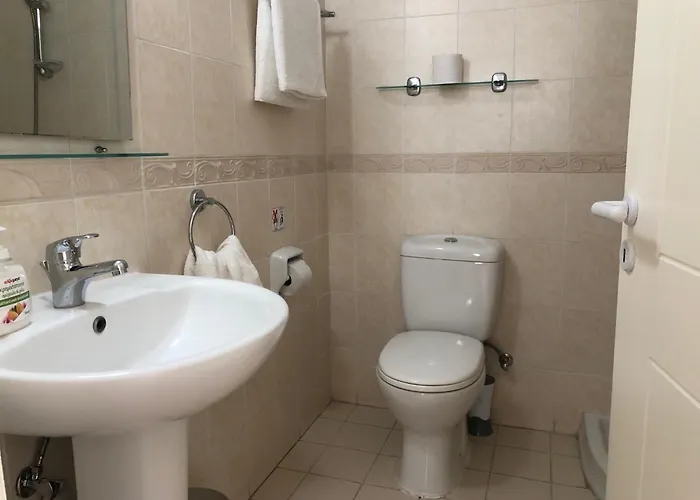 Kings Palace - Modern, Sunny 2 Bed Ground Floor With Sea Views Paphos