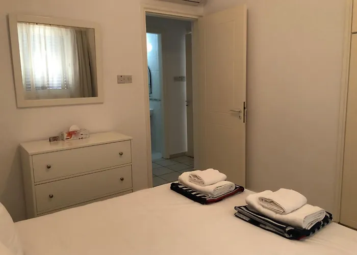 Kings Palace - Modern, Sunny 2 Bed Ground Floor With Sea Views Paphos